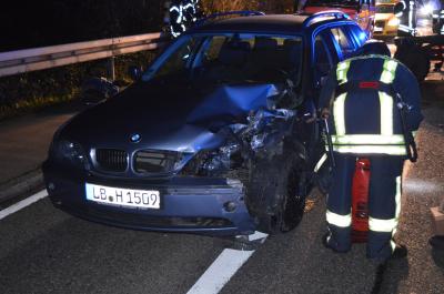 Marbach: Traktor kommt in den Gegenverkehr und stoesst mit Pkw zusammen